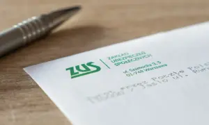 Koperta ZUS z adresem i długopisem. Dowiedz się, komu przysługuje dodatek pielęgnacyjny z ZUS.