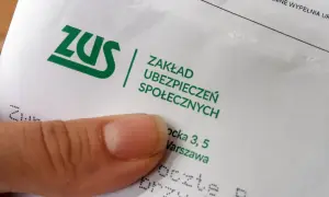 Palec wskazujący na dokumencie ZUS. Może to być formularz zgłoszeniowy po wypadku przy pracy.
