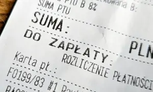 Paragon z nipem, na którym widnieje suma do zapłaty. Karta płatnicza, numer transakcji i nazwisko Paulina.