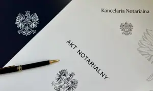 Elegancki długopis leży obok dokumentu z napisem "AKT NOTARIALNY" i godłem Polski.