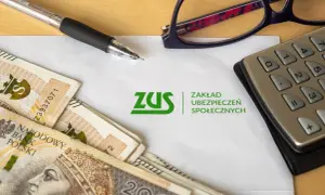 ZUS, polskie banknoty, długopis i kalkulator. Przygotowanie do rozliczeń rp7.