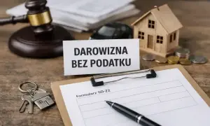 Kiedy nie trzeba zgłaszać darowizny do urzędu skarbowego? Na stole leżą klucze, model domu, młotek sędziowski i dokumenty.