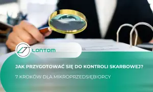 Ręka z lupą bada dokumenty. Poradnik "Jak przygotować się do kontroli skarbowej?" dla mikroprzedsiębiorców.