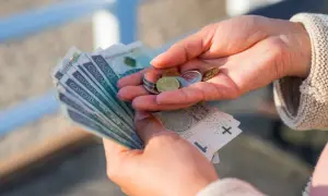 Dłonie liczą banknoty i monety. Zastanawiasz się, ile to netto z 3/4 etatu?