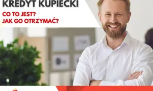 Uśmiechnięty mężczyzna w białej koszuli, obok napis "Kredyt kupiecki - co to jest? Jak go otrzymać?".