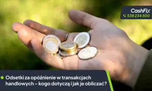 Dłoń trzyma monety euro. Tekst informuje o odsetkach za opóźnienie w transakcjach handlowych.