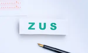 ZUS. Długopis i formularze czekają na wypełnienie, być może związane z kodem choroby a.