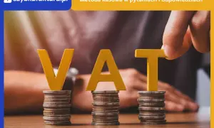 Litery "VAT" na stosach monet. Dłoń układa literę "T". Temat: metoda kasowa w pytaniach i odpowiedziach.