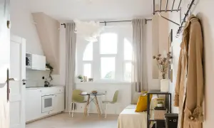 Jasne, przytulne mieszkanie z aneksem kuchennym i stolikiem, idealne na umowę najmu okazjonalnego.