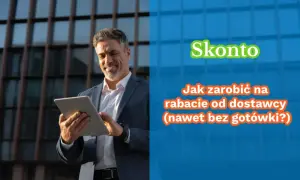 Uśmiechnięty biznesmen z tabletem. Tekst: "Skonto. Jak zarobić na rabacie od dostawcy (nawet bez gotówki?)".