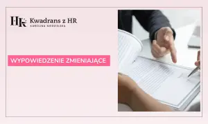 Dwie osoby analizują dokument, jeden wskazuje palcem na tekst. Na ekranie widnieje napis "WYPOWIEDZENIE ZMIENIAJĄCE".