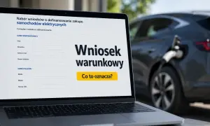 Formularz wniosku o dofinansowanie zakupu samochodu elektrycznego na laptopie. W tle ładowany samochód elektryczny.