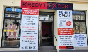 Elewacja biura "Kredyt Expert" z banerami informującymi o usługach finansowych.