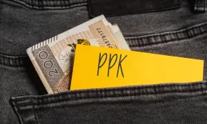 Złotówki w tylnej kieszeni dżinsów, obok żółtej kartki z napisem "PPK". Decyzja o rezygnacji z PPK.