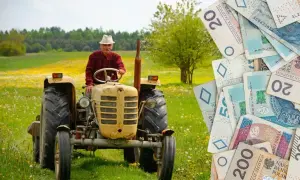 Rolnik na traktorze w polu, obok stos banknotów. Czy to przyszłość emerytury z KRUS i ZUS? Forum dyskusyjne.