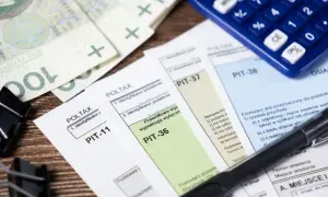 Formularze PIT-11, PIT-36, PIT-37, PIT-38, polskie banknoty i kalkulator. Czas na rozliczenie podatku!