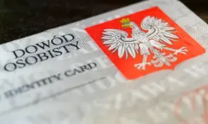 Zbliżenie na polski dowód osobisty z godłem. Szybka pożyczka na dowód to realna opcja.