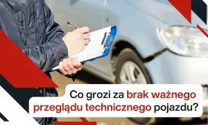 Osoba z notatnikiem obok samochodu. Brak ważnego przeglądu technicznego grozi mandatem.