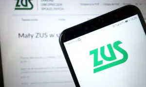 Na ekranie telefonu widnieje zielone logo ZUS. Obok, na monitorze, tekst "Mały ZUS w s".