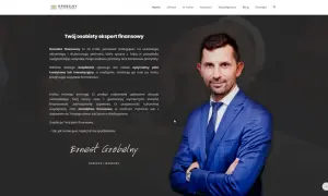 Mężczyzna w niebieskiej marynarce z krawatem, uśmiecha się, stojąc na tle strony internetowej.