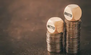 Dwie wieże monet, jedna z kostką "NETTO", druga z "BRUTTO". Czy średnia krajowa netto jest wystarczająca?