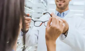 Okulista prezentuje okulary, które mogą być objęte refundacją okularów przez pracodawcę.