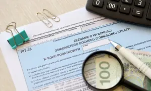 Formularz PIT-38, kalkulator, lupa powiększająca 100 zł. Czas na rozliczenie dochodów, czy to hossa, czy bessa, trzeba wypełnić zeznanie.