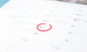 Kalendarz z zaznaczonym 18. dniem miesiąca. Zastanawiasz się, ile godzin ma etat?