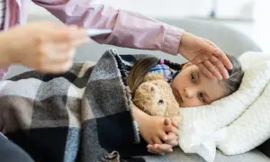 Chora dziewczynka z misiem, mama sprawdza temperaturę. Wniosek z15a.