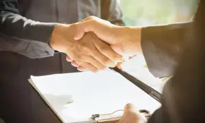 Uścisk dłoni po podpisaniu umowy, która może dotyczyć prawa pierwokupu.