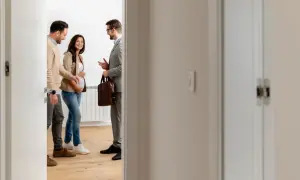 Para młoda z brzuszkiem i agent nieruchomości omawiający warunki spółki cywilnej.