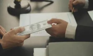 Przekazanie gotówki notariuszowi. Poznaj koszt depozytu notarialnego i zabezpiecz transakcję.
