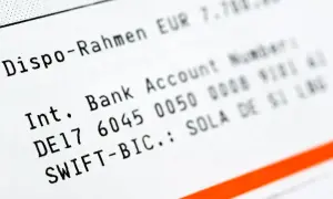 Fragment dokumentu bankowego z danymi konta i kodem SWIFT-BIC.