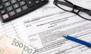 Na PIT-11 widoczne są dokumenty, kalkulator i pieniądze. Kwota zwrotu PIT-11 jest ukryta.