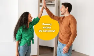 Para daje sobie piątkę na tle drzwi. Żółte koło z napisem "Poznaj zalety OC najemcy!" podkreśla radość z udanej transakcji.