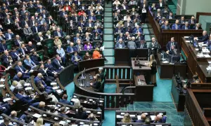 Posłowie w sali sejmowej, dyskutują o tym, ile wynosi dieta poselska.
