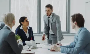 Biznesmeni na spotkaniu w biurze, dyskutują przy stole.