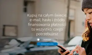 Kobieta korzysta z telefonu, aby dokonać płatności PayPal. Kupuj na całym świecie, e-mail, hasło i źródło finansowania płatności.