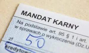 Mandat karny z wpisaną kwotą 50 zł. Dokument dotyczy wykroczeń, a jego identyfikacja zobowiązania jest kluczowa.