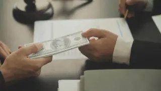 Przekazanie gotówki notariuszowi. Poznaj koszt depozytu notarialnego i zabezpiecz transakcję.