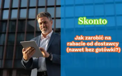 Uśmiechnięty biznesmen z tabletem. Tekst: "Skonto. Jak zarobić na rabacie od dostawcy (nawet bez gotówki?)".