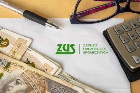 ZUS, polskie banknoty, długopis i kalkulator. Przygotowanie do rozliczeń rp7.