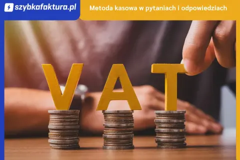 Litery "VAT" na stosach monet. Dłoń układa literę "T". Temat: metoda kasowa w pytaniach i odpowiedziach.