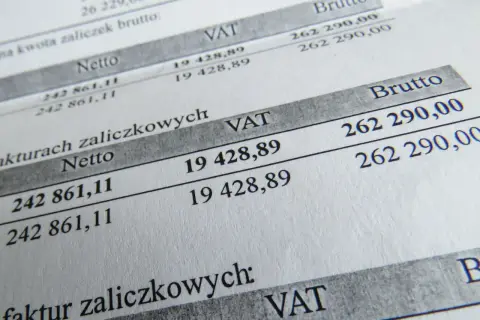 Szczegóły faktur zaliczkowych: netto 242 861,11, VAT 19 428,89, brutto 262 290,00. Zgodnie z art. 113 ust. 1 ustawy o VAT.