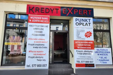 Elewacja biura "Kredyt Expert" z banerami informującymi o usługach finansowych.