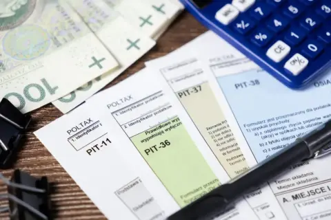 Formularze PIT-11, PIT-36, PIT-37, PIT-38, polskie banknoty i kalkulator. Czas na rozliczenie podatku!