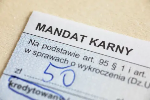 Mandat karny z wpisaną kwotą 50 zł. Dokument dotyczy wykroczeń, a jego identyfikacja zobowiązania jest kluczowa.