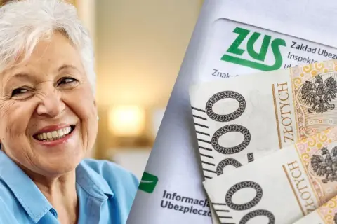 Uśmiechnięta starsza pani obok banknotów i dokumentów ZUS. Składka emerytalna zapewnia spokój na przyszłość.