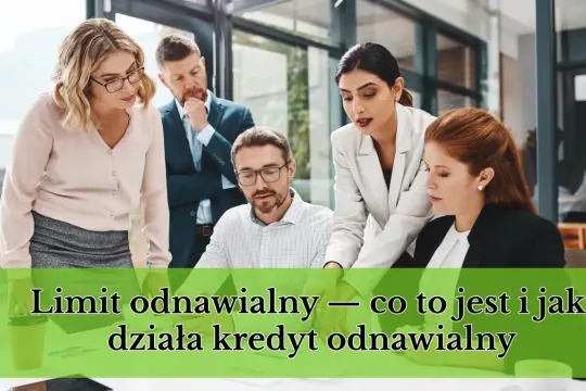 Zespół analizuje dokumenty, omawiając, jak działa kredyt odnawialny.