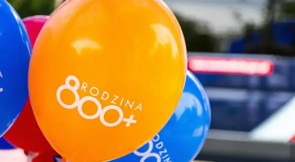 Balony z napisem "800+" symbolizują wsparcie dla rodzin.